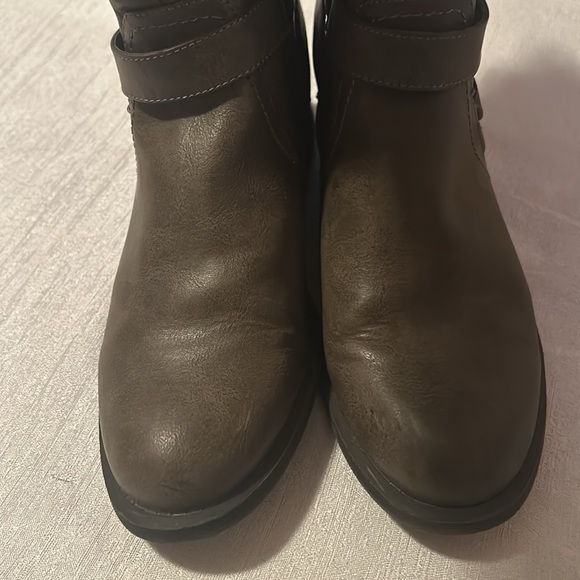 White Mountain Women’s ‘Layton’ Wide Calf Heeled Boots Khaki Green Color Size 9 - Picture 10 of 16